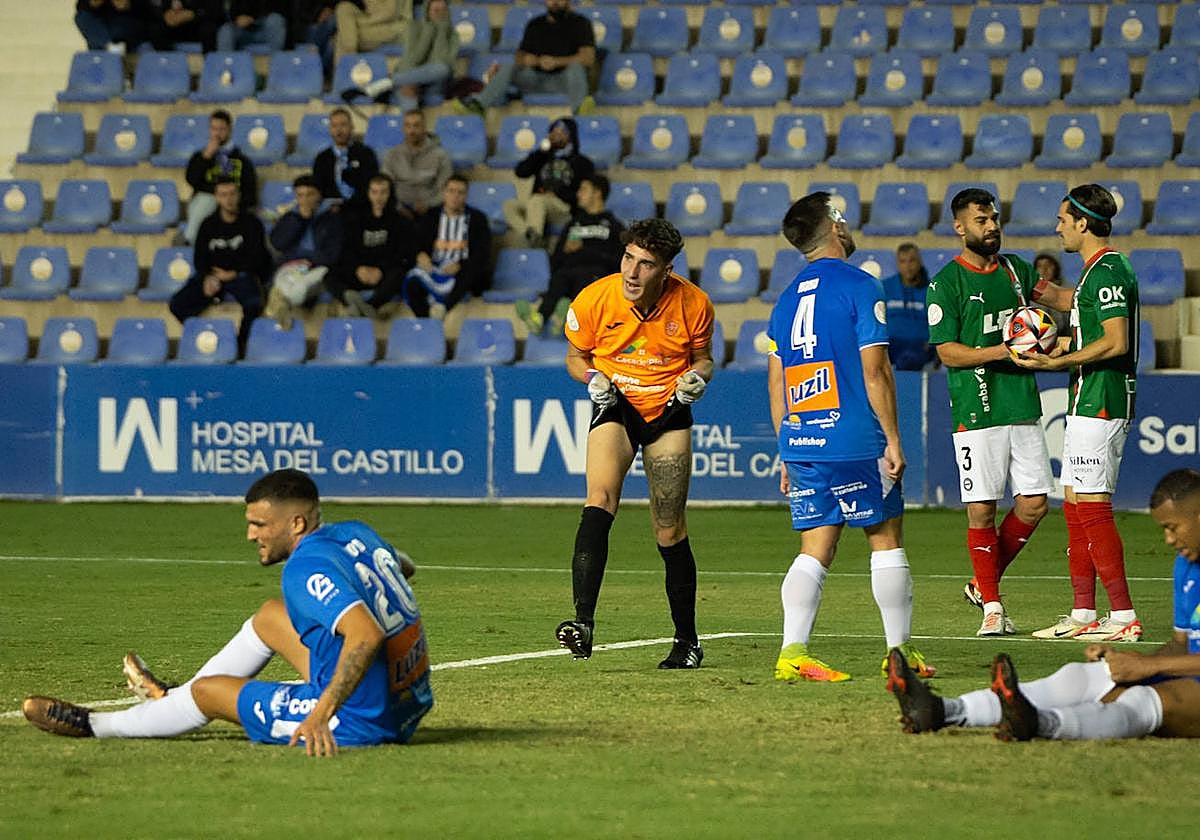 Toni Gil, meta local, se lamenta, tras un gol del Alavés, anoche.
