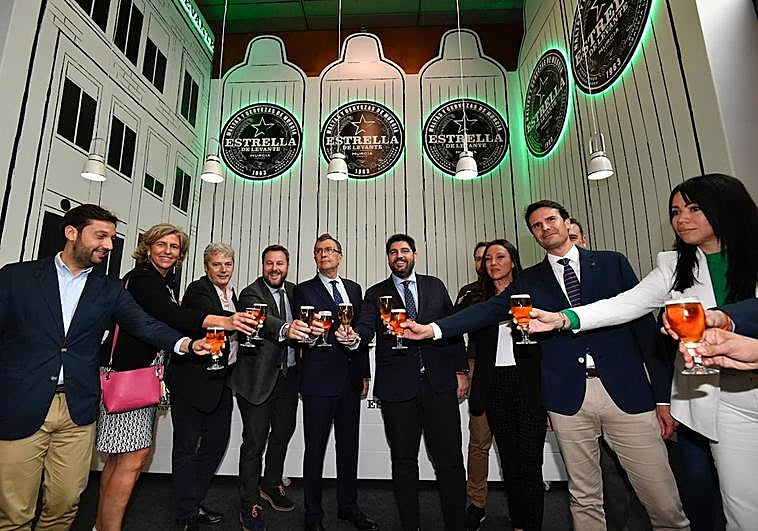 El presidente de la Región de Murcia, Fernando López Miras, junto al director de LA VERDAD, Alberto Aguirre, el director de Región de Murcia Gastronómica, Sergio Gallego, y numerosos representantes políticos.