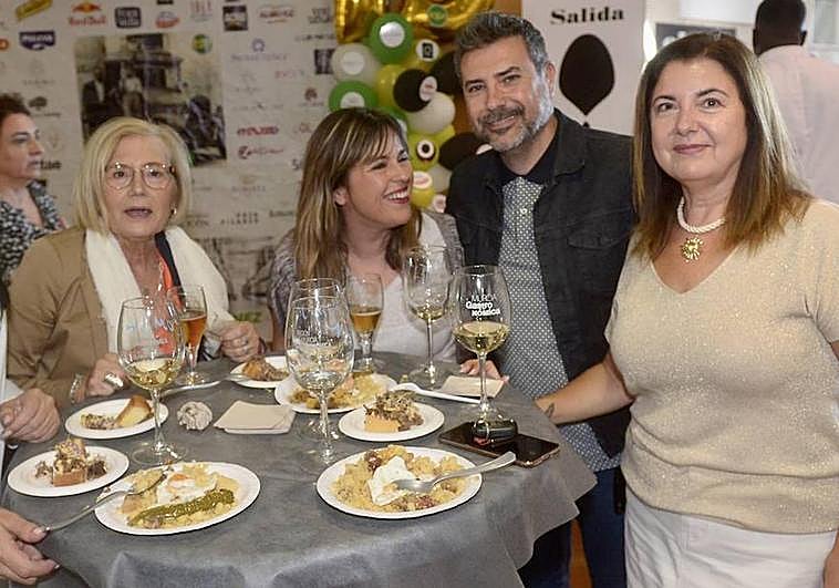Cuatro asistentes a Región de Murcia Gastronómica disfrutan de alguna de las tapas.