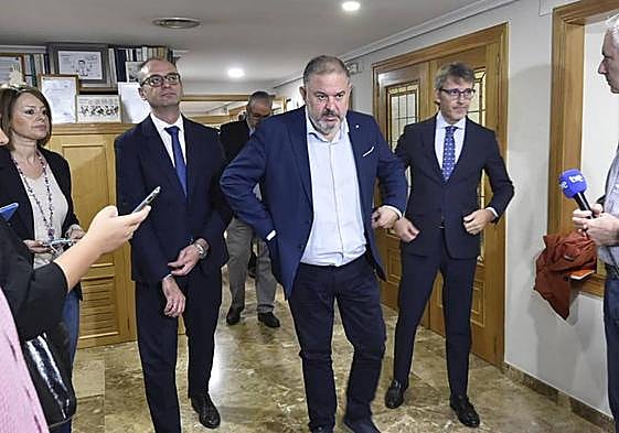 El presidente de Scrats, Lucas Jiménez (centro), junto al consejero de Economía, Luis Alberto Marín (dcha) y el consejero de Educación y Empleo, Víctor Marín (izq).