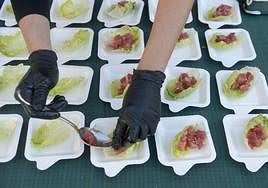 Un cocinero prepara tapas con atún.