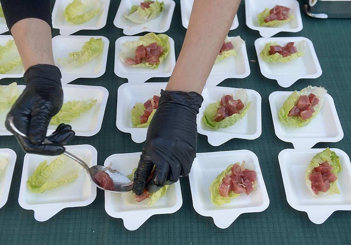 Un cocinero prepara tapas con atún.