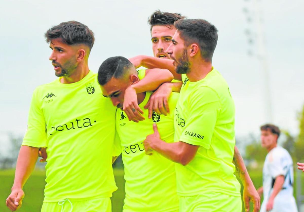 Dani Romera, exjugador del Real Murcia, es fecilitado por sus compañeros tras su primer gol con el Ceuta, la pasada jornada.