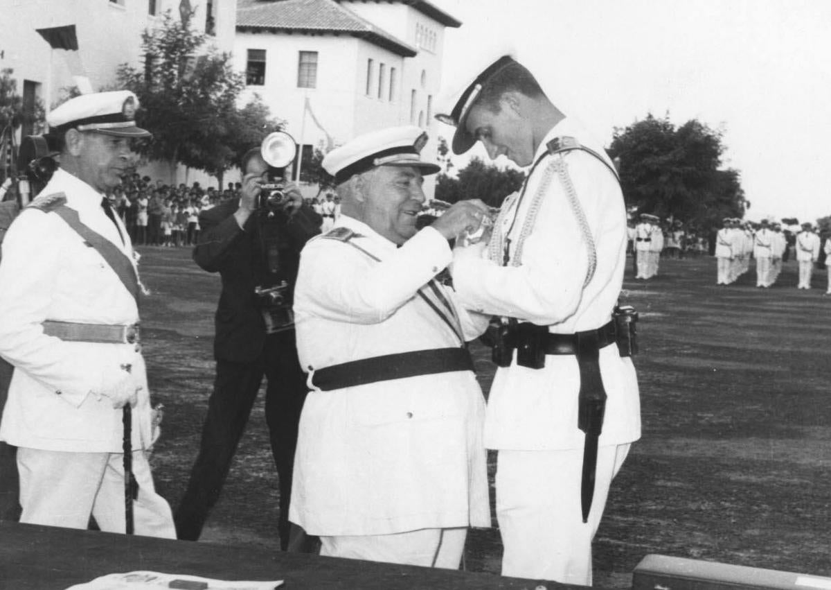 Imagen secundaria 1 - Arriba, el Rey Juan Carlos en la AGA realiza unas maniobras en 1958 y en el avión en 1959. Abajo, a la izquierda, recibiendo una condecoración. A la derecha, al mando de un caza. 