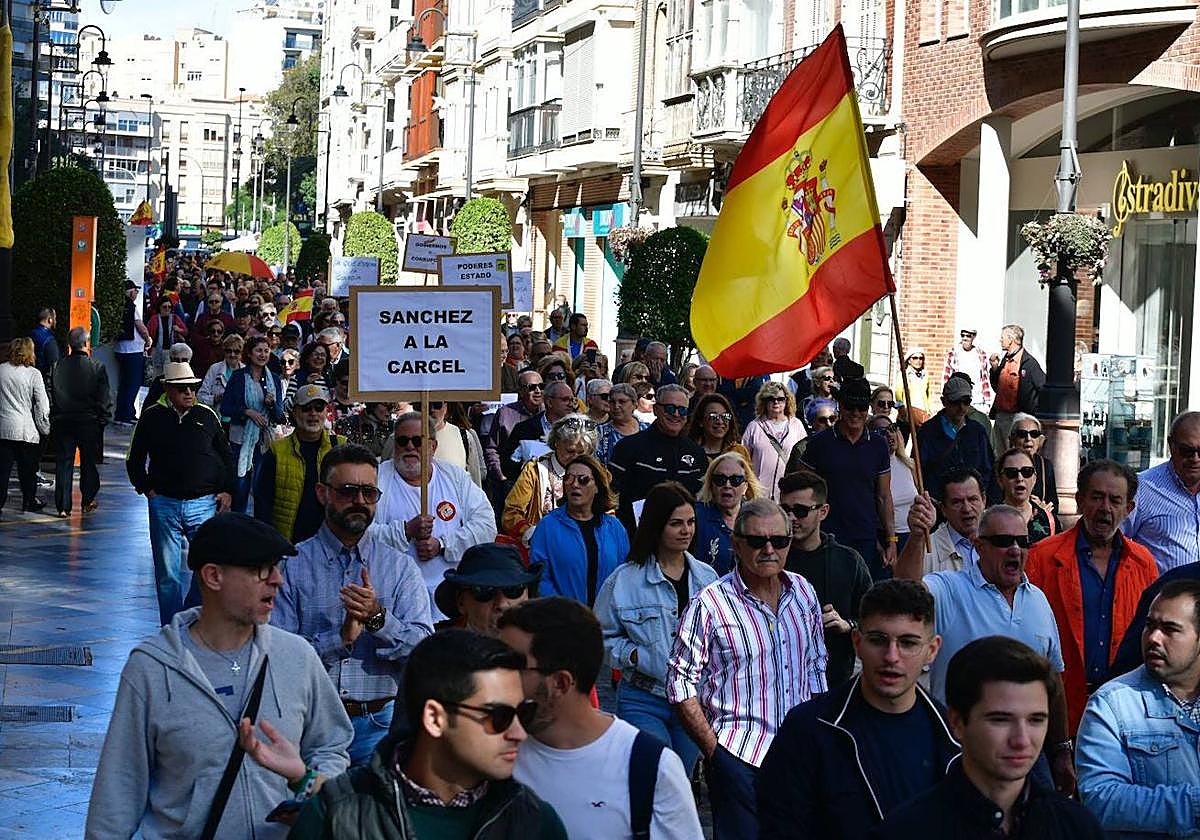 Manifestantes por la unidad de España este sábado a su paso por la calle del Carmen de Cartagena.