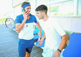 Carlos Alcaraz saludando a Feliciano López ayer en las instalaciones del Murcia Club de Tenis, donde acudió a ver la final Campeonato de España por equipos.