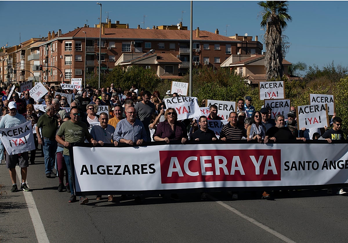 Vecinos de las pedanías de Algezares y Santo Ángel durante la manifestación de este domingo.