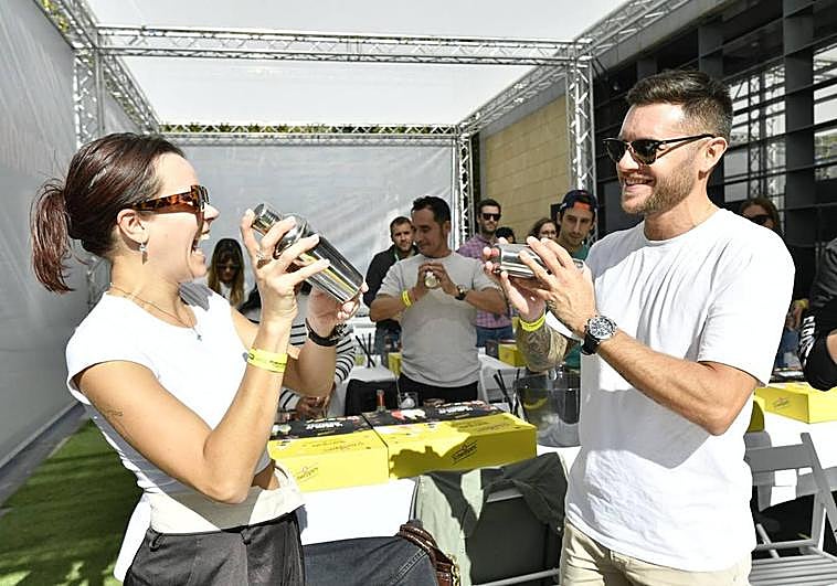 Dos participantes del taller de elaboración de cócteles, este domingo, en Región de Murcia Gastronómica.