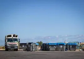 Vehículos y contenedores aparcados en una campa de Orihuela Costa.