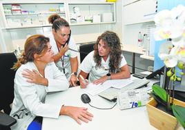La médica internista Raquel Pérez y las enfermeras Catalina Morales y María Dolores Roldán, esta semana en La Arrixaca.