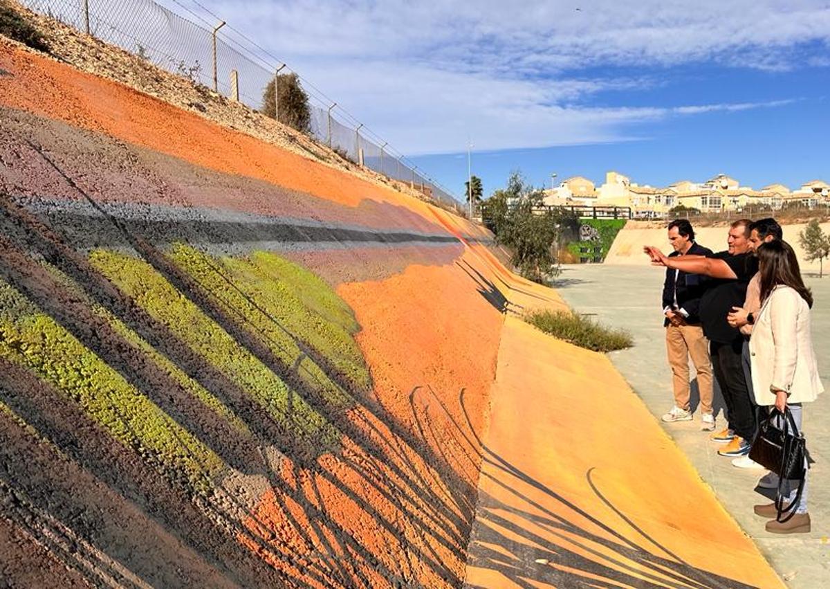 Imagen secundaria 1 - La Laguna Rosa de Torrevieja, protagonista de los murales de la balsa de laminación de Torreta Florida