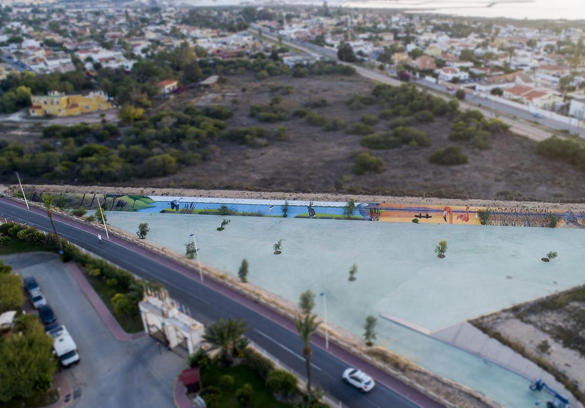 Imagen principal - La Laguna Rosa de Torrevieja, protagonista de los murales de la balsa de laminación de Torreta Florida