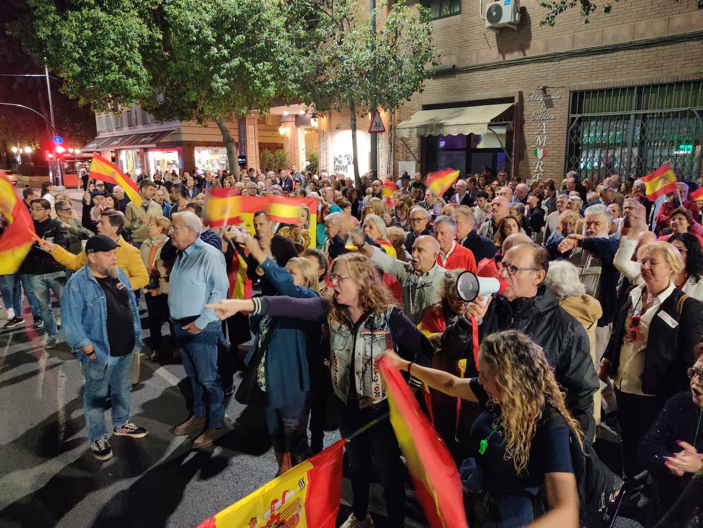 Protesta contra la ley de amnistía frente a la sede del PSOE