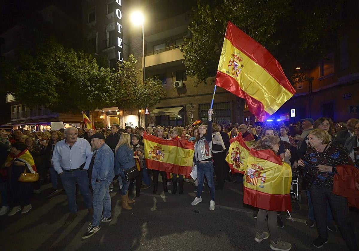 Protesta contra la ley de amnistía frente a la sede del PSOE