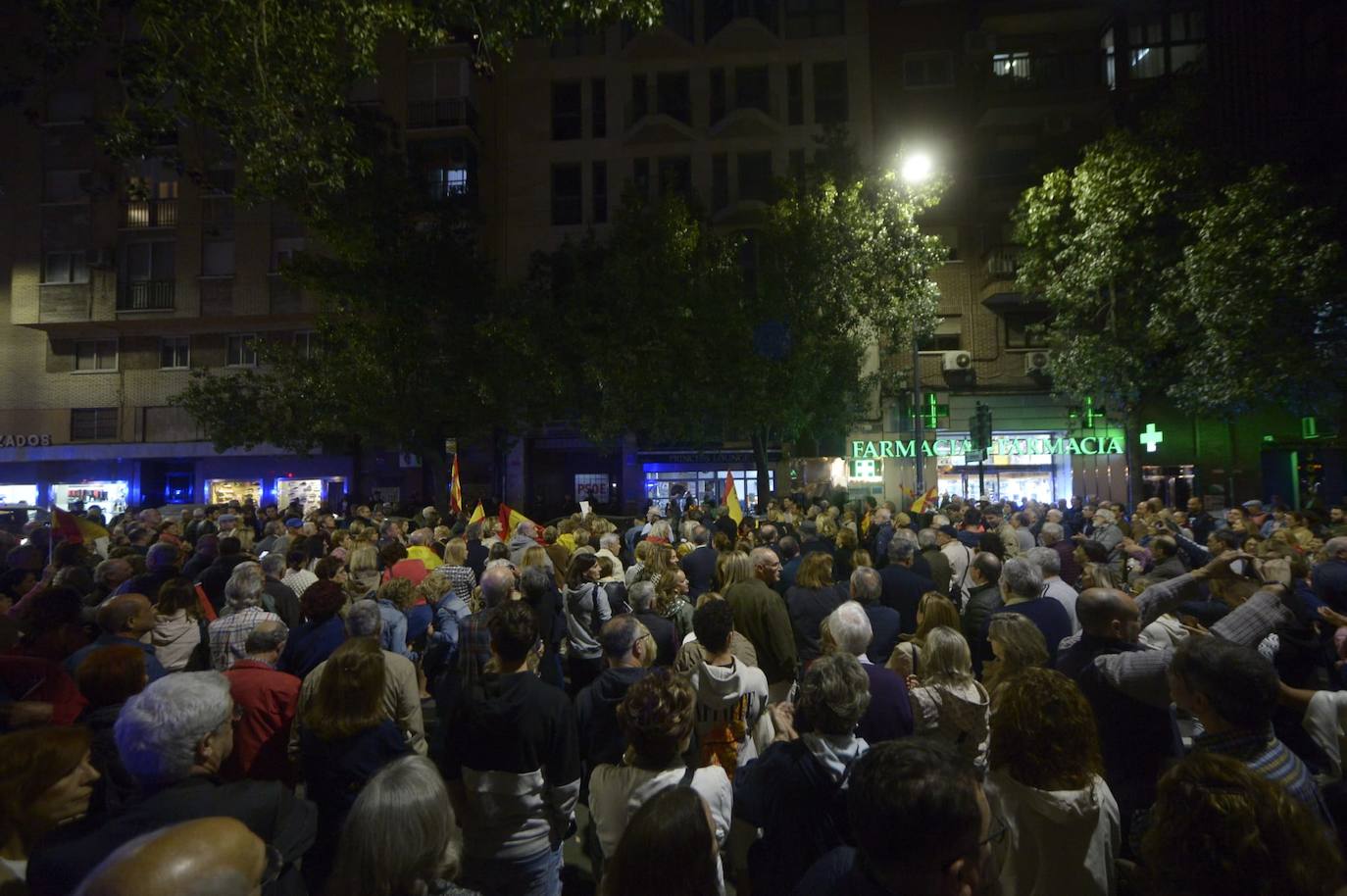 Protesta contra la ley de amnistía frente a la sede del PSOE