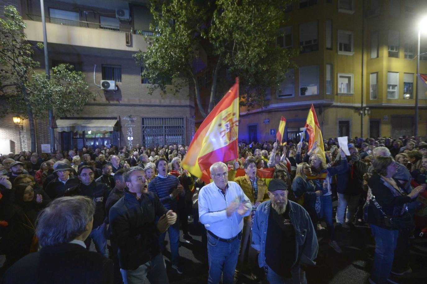 Protesta contra la ley de amnistía frente a la sede del PSOE