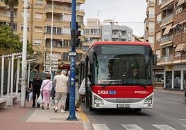 Un autobús en Torrevieja en una imagen de archivo.