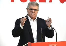 El líder socialista José Vélez, durante la rueda de prensa de este lunes en la sede de Princesa.