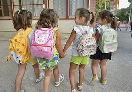 Cuatro niñas de la mano caminan por un colegio de Murcia.