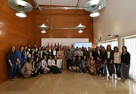 La consejera Conchita Ruiz y la concejal de Bienestar Social, Pilar Torres, (c), y la edil socialista Esther Nevado (3d), junto a representantes de las entidades del Tercer Sector, en la presentación este martes de la herramienta Hips en el edificio Moneo.