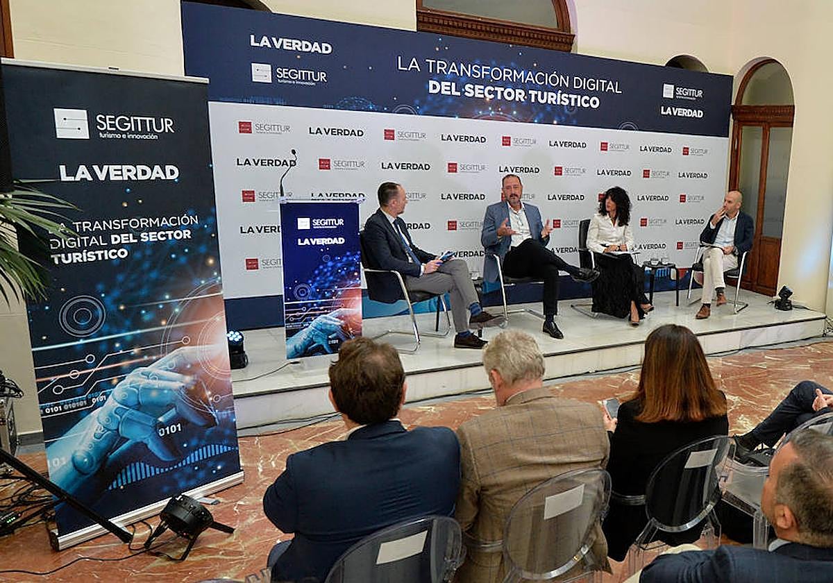 Víctor Rodríguez, Juan Celdrán, Mari Carmen Ayala y Felipe Saldaña, durante la mesa redonda.