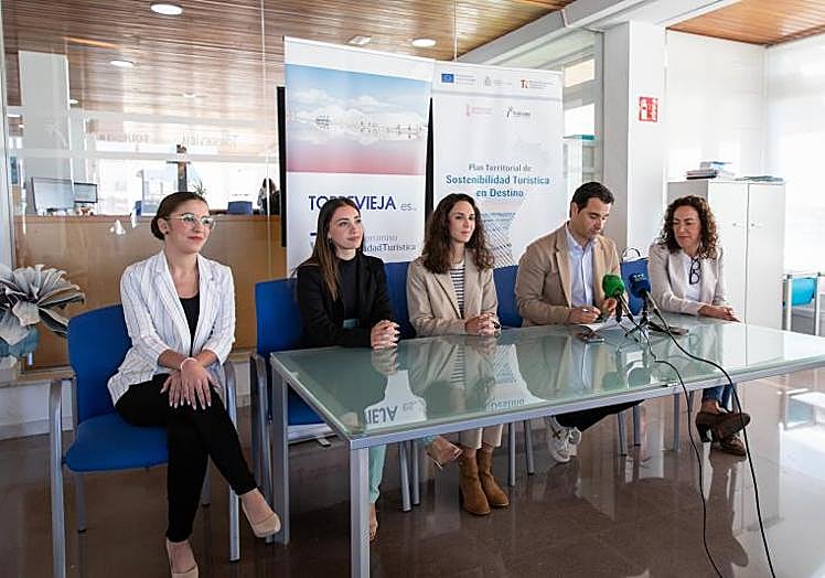 Las tres candidatas junto al alcalde, Eduardo Dolón, y la concejal de Fiestas, Rosario Martínez.
