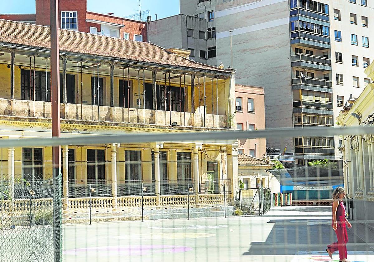 Zona apuntalada de la Casa del Niño vallada y el patio de los alumnos de infantil del colegio San Isidoro y Santa Florentina.