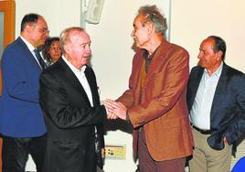 Saludo entre Antonio Gómez Fayrén Pedro Cano, ayer.