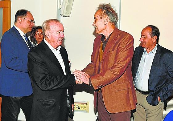 Saludo entre Antonio Gómez Fayrén Pedro Cano, ayer.