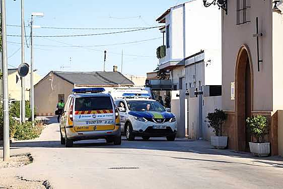 La Policía Local ha cortado el tráfico y ha situado el cordón lejos del lugar exacto del siniestro.