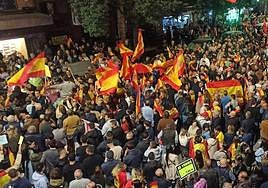 Protesta frente a la sede del PSRM en la calle Princesa de Murcia