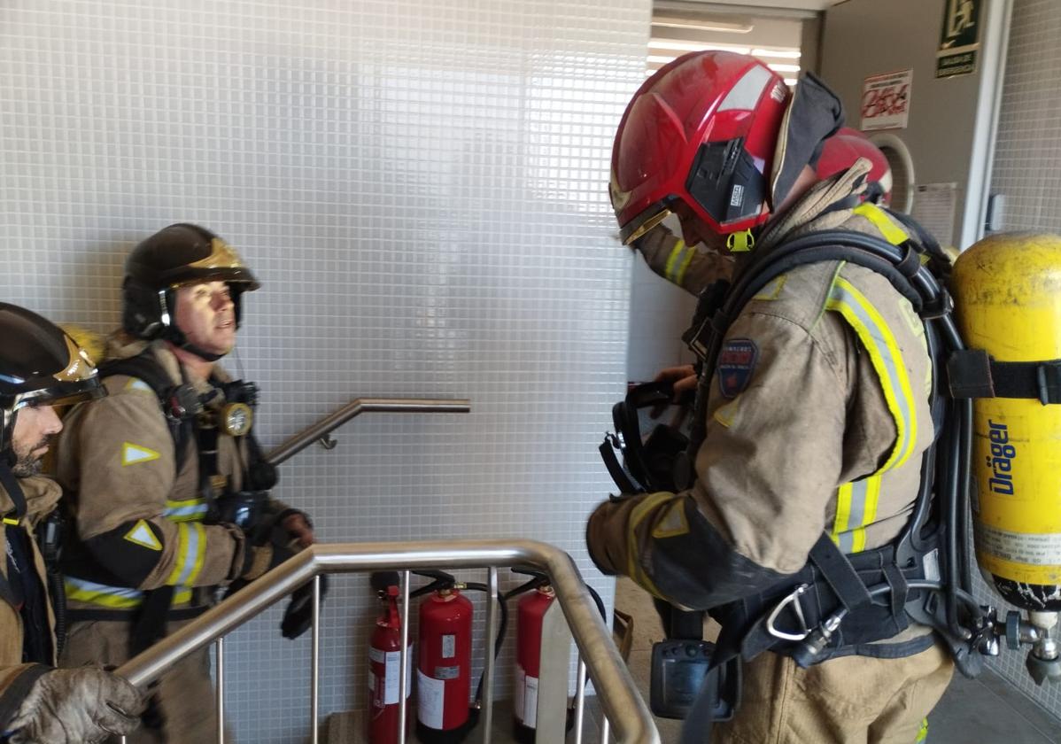 Efectivos de bomberos en el hospital Los Arcos.