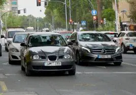 Varios coches circulan por Murcia.