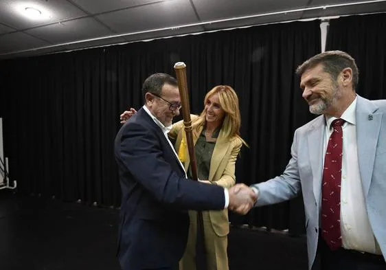 Raimundo Martínez es felicitado por los ediles Fulgencio perona y Pilar Torres tras hacerse por sorpresa con el bastón de mando.