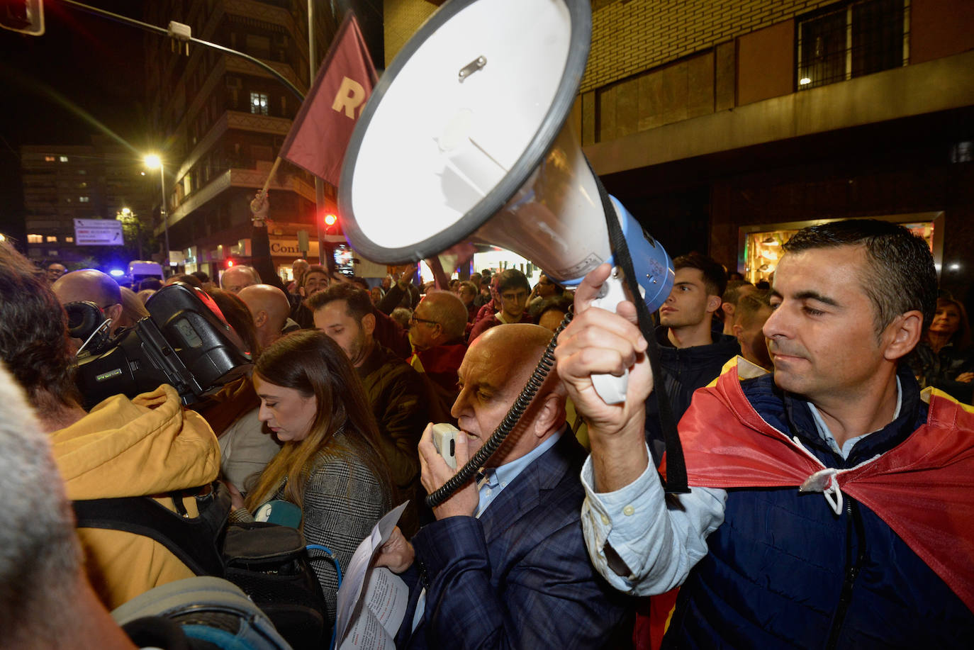 Protesta frente a la sede del PSRM en la calle Princesa de Murcia