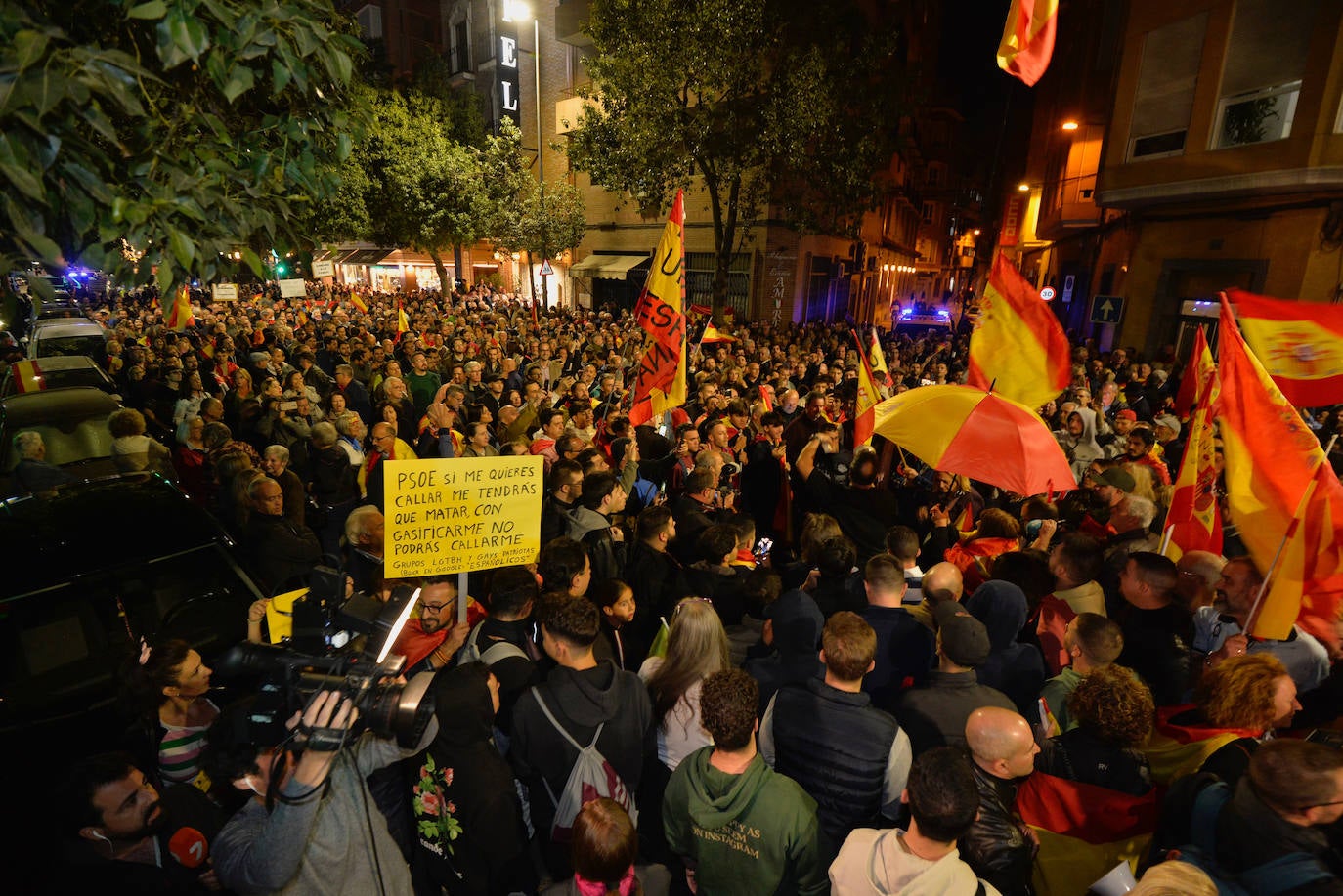 Protesta frente a la sede del PSRM en la calle Princesa de Murcia