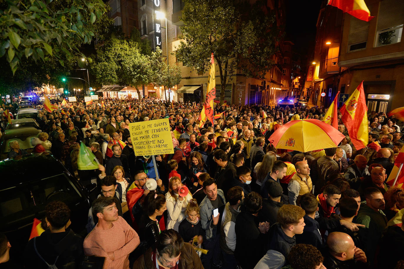 Protesta frente a la sede del PSRM en la calle Princesa de Murcia
