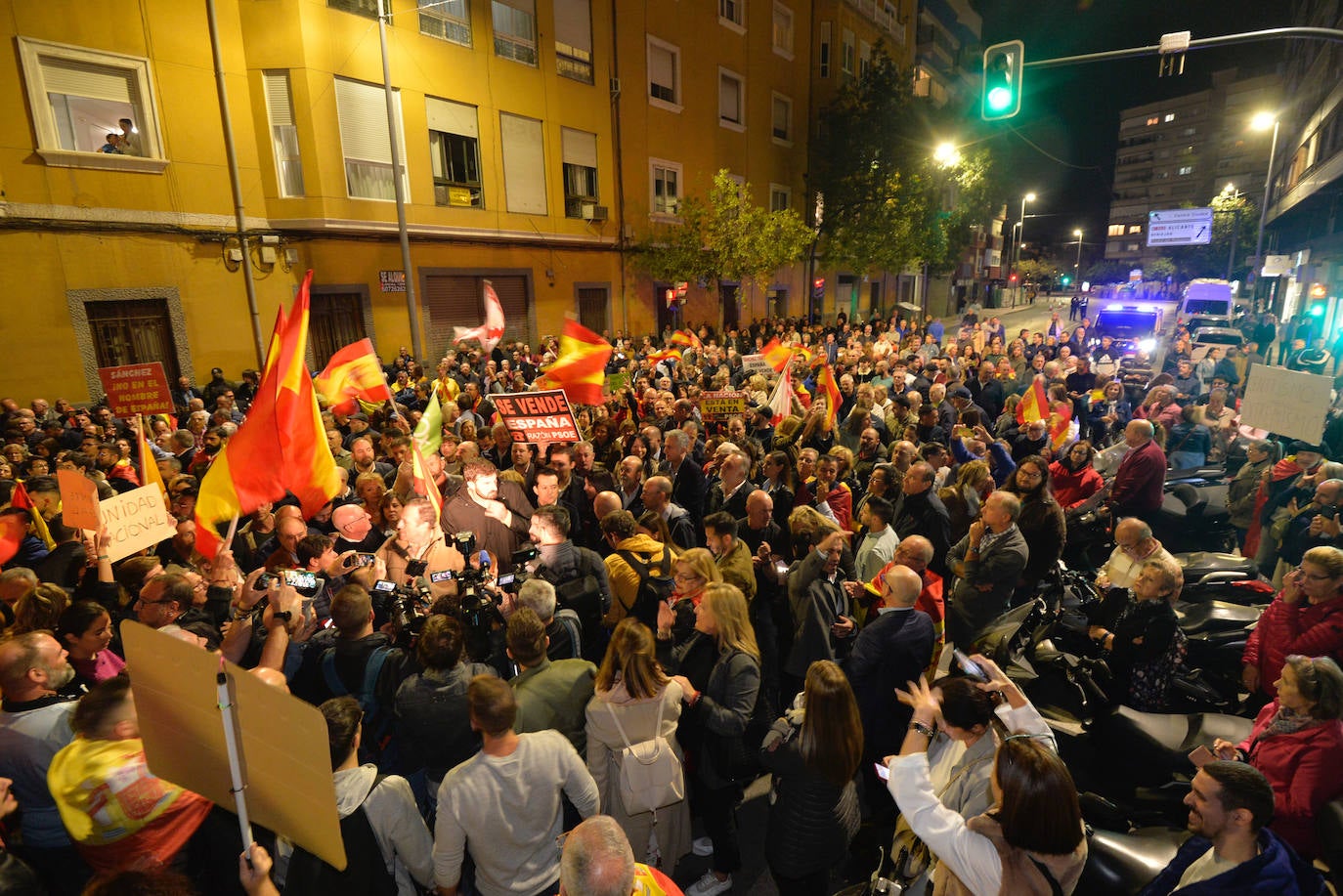 Protesta frente a la sede del PSRM en la calle Princesa de Murcia
