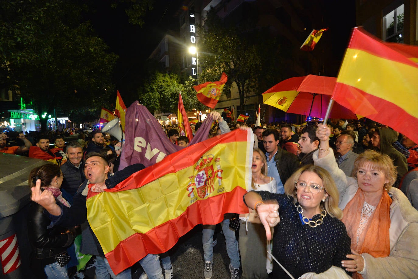 Protesta frente a la sede del PSRM en la calle Princesa de Murcia