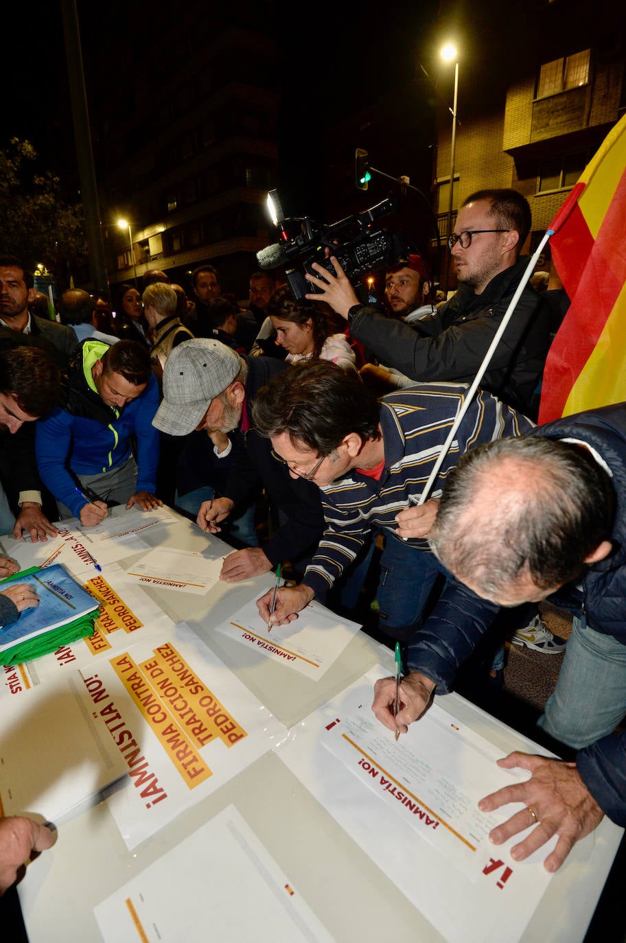Protesta frente a la sede del PSRM en la calle Princesa de Murcia