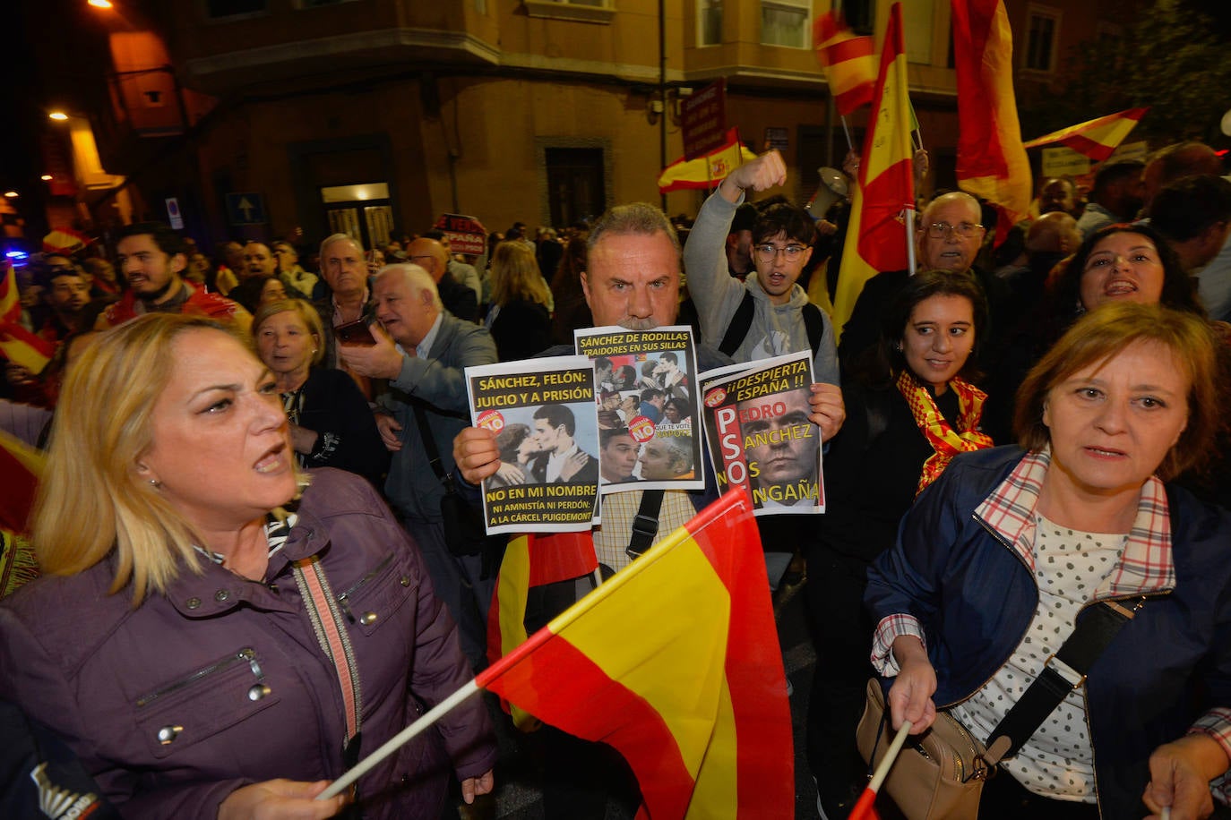Protesta frente a la sede del PSRM en la calle Princesa de Murcia