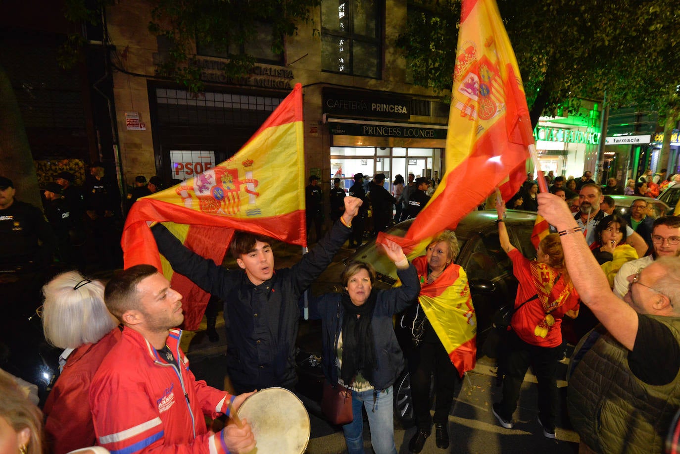 Protesta frente a la sede del PSRM en la calle Princesa de Murcia