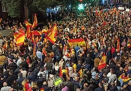 Protesta en la calle Princesa de Murcia, este martes frente a la sede del PSRM.