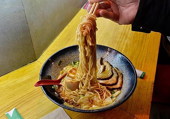 Un plato de ramen del restaurante Natsu.