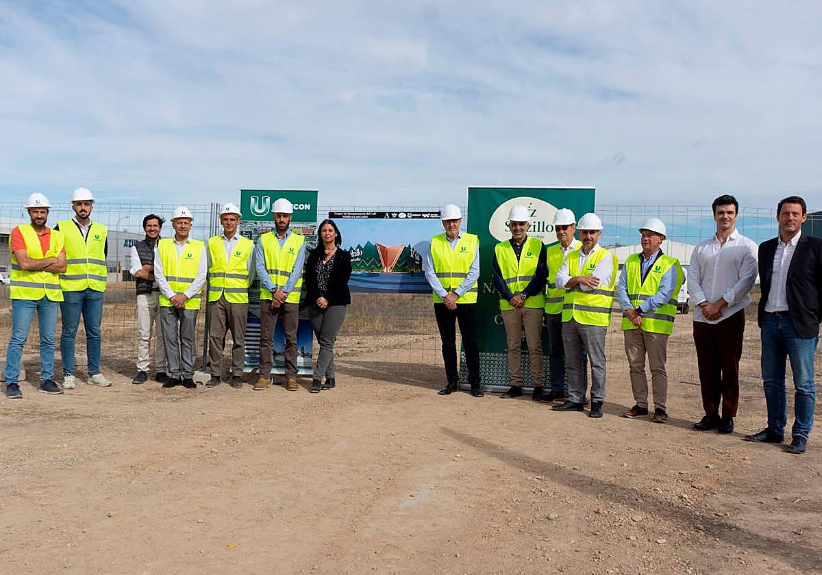 Responsables de Reina Group y Salzillo tea and Coffee junto a representantes y técnicos de la empresa constructora y el estudio de arquitectura.