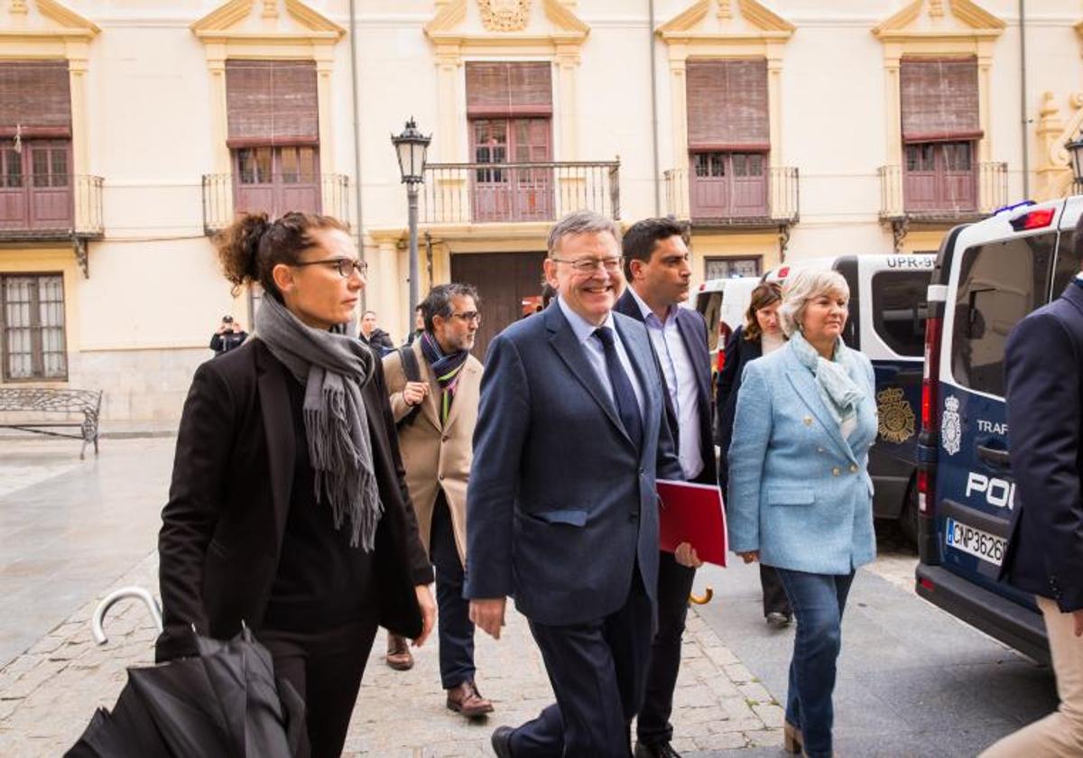 El anterior president Ximo Puig, a la salida de la celebración del último Consell que se celebró en el Palacio del Marqués de Rafal, el pasado febrero.