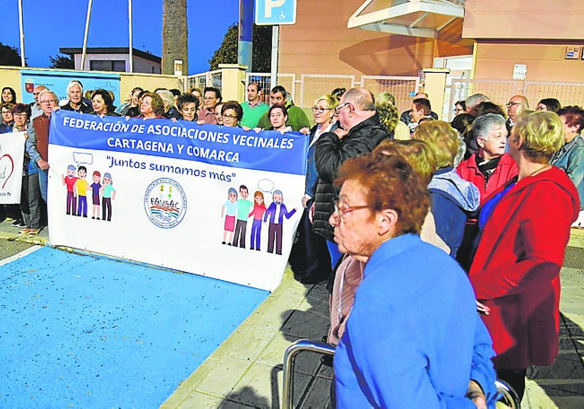 Vecinos de Pozo Estrecho, durante la protesta.