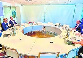 Reunión del equipo del consejero Marín (i) con los responsables de la AIReF, en octubre pasado.