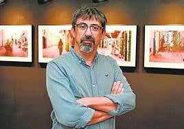 Rubén Juan Serna retratado en el edificio del Rectorado.