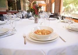 Un plato de gazpachos manchegos marineros elaborados con rape.